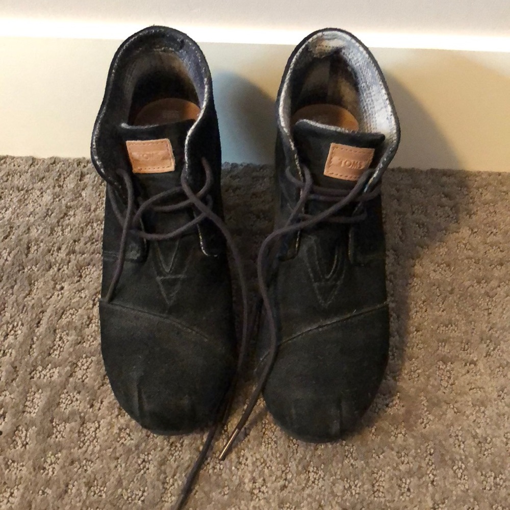 Tom’s black booties